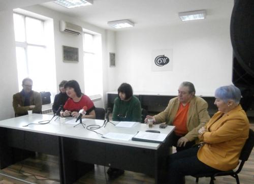 Момент от срещата на управителния съвет на Фондация 'Васа Ганчева' с журналисти. Водеща е г-жа Снежана Тодорова, председател на СБЖ.